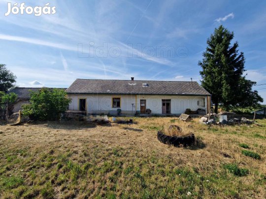Jenőben, 2 szobás, nappalis felújítandó családi ház eladó.