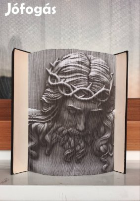 Jézust ábrázoló könyvszobor fotócsikokkal