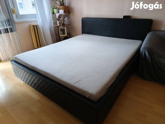 Jó állapotban lévő fekete franciaágy