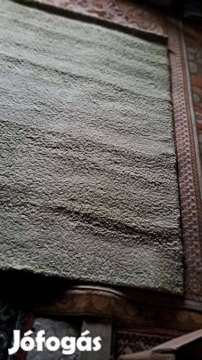 Jó állapotban lévő szőnyeg helyett keres
