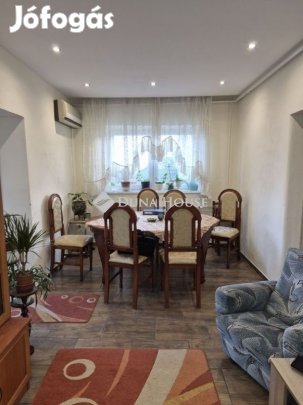 Jó állapotú 2 szintes családi ház eladó a Komlói út közelében