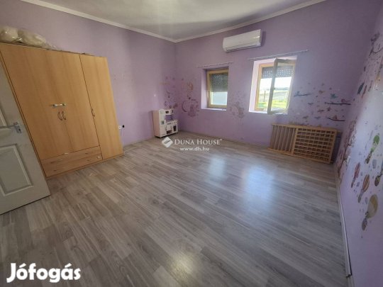 Jó állapotú, 3 szobás ház új villanyhálózattal