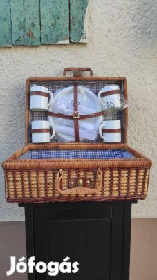 Jó állapotú, 4 személyes, fonott piknik kosár eladó