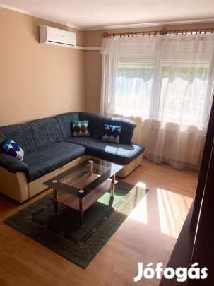 Jó állapotú, bútorozott, gépesített 35 nm-es lakás Újpalotán!