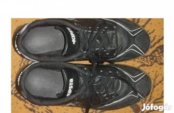 Jó állapotú, divatos 40-es átmeneti sportcipő, focicipő