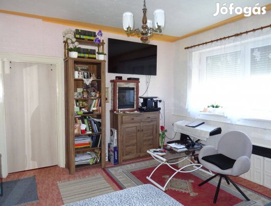 Jó állapotú, földszinti lakás Pápán