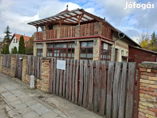 Jó állapotú, két szintes, családi ház, üzlethelyiséggel Gödöllőn eladó