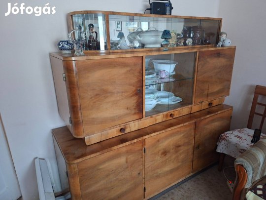 Jó állapotú antikszekrény