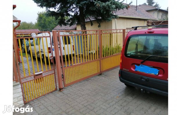 Jó állapotú bontott vas kerítés kapukkal