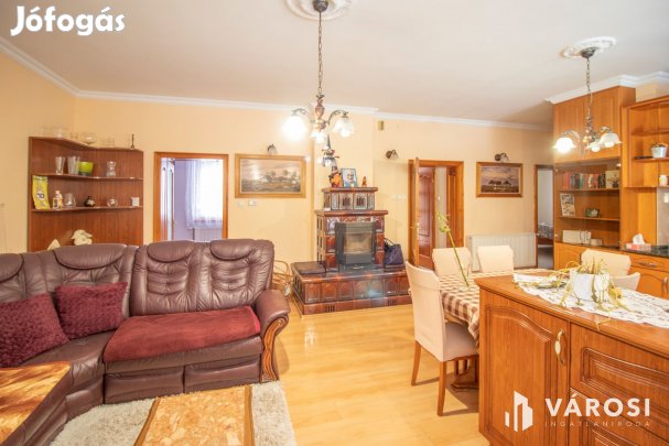 Jó állapotú családi ház garázzsal, beépíthető tetőtérrel