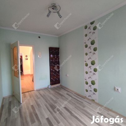 Jó állapotú családi ház műhellyel, garázzsal eladó Pápa közelében!