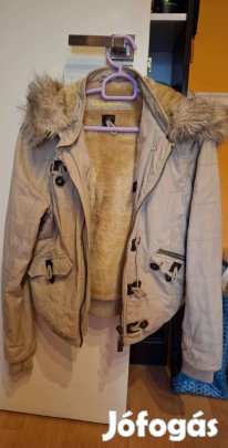 Jó állapotú csuklyás bundás női télikabát 