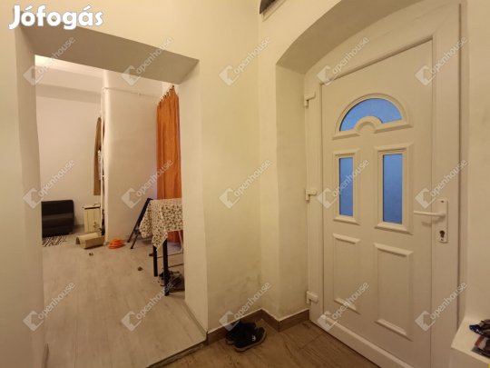 Jó állapotú garzonlakás a belvárosban