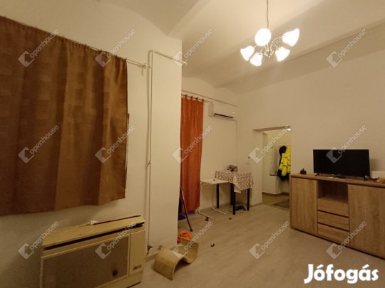 Jó állapotú garzonlakás a belvárosban