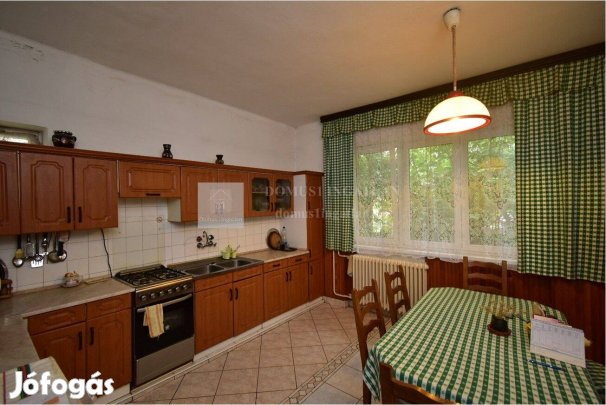 Jó állapotú kétszintes családi ház Újperinten