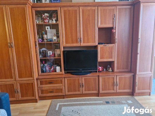 Jó állapotú klasszikus stílusú szekrénysor