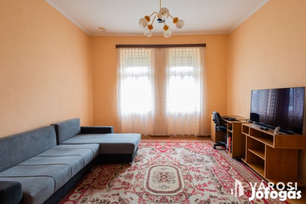 Jó elrendezésű ház, ötcsillagos helyen