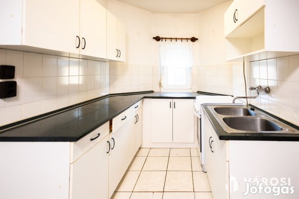 Jó lokáció, sok szoba, nagy telek