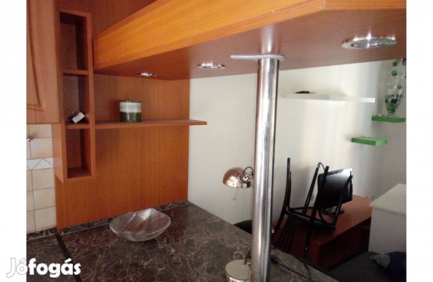 Jó minőségű Konyhaszekrény / bárpult szép állapotban 2db bárszékkel