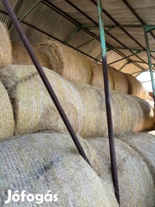 Jó minőségű, körbálás takart fűszéna tárolóból eladó