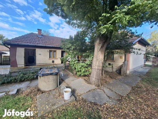 Jó szerkezetű Kádár-kocka vezetékes gázzal