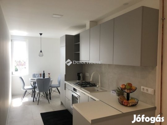 Jogi egyetem mellett eladó felújított lakás.