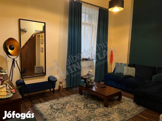 Jókai téren Bútorozott és Gépesített 32 nm 1 szoba galériával