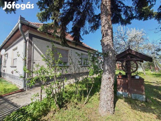 Jól frekventált, csendes környéken eladó családi ház