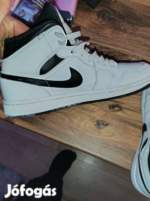 Jordan 1 MID