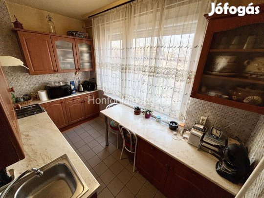 Jósaváros elején, felújított 3+1 szobás, erkélyes lakás eladó