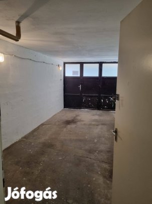 Jósaváros elején zöldövezeti társasház alatti garázs eladó