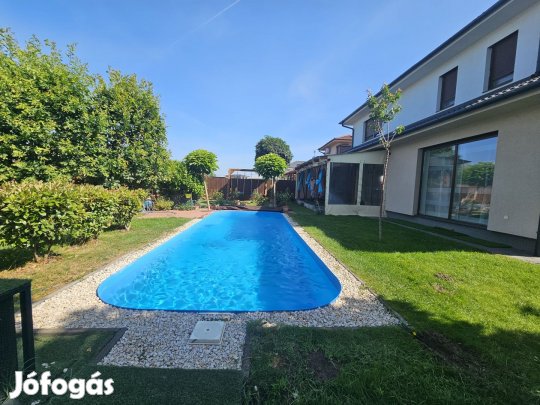 Józsa Liget lakóparkban 2018-as építésű, medencés családi ház eladó
