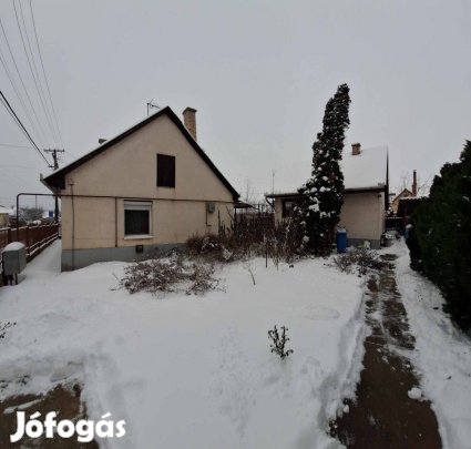 Józsán 2 szobás családi ház. lakható melléképülettel eladó!