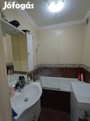 József Attila utcában 2 szobás, erkélyes panellakás eladó