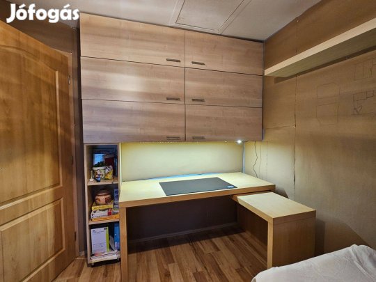 Juhar színű, beépített íróasztal felsőszekrény kombi. LED világítással