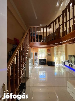 Juhász Gyula utcában felújított elegáns lakás bútorokkal az árban