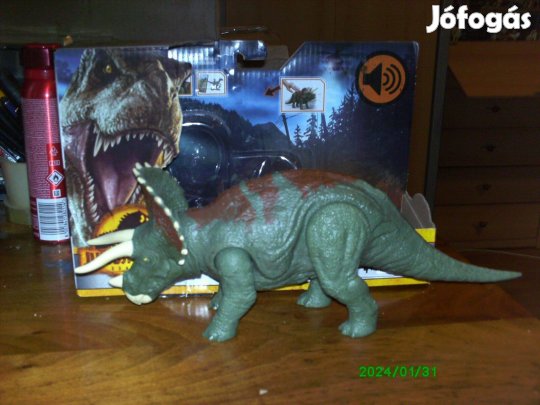 Jurassic World Triceratops közepes méretű dobozos