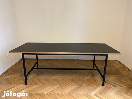 Jysk fémlábú asztal