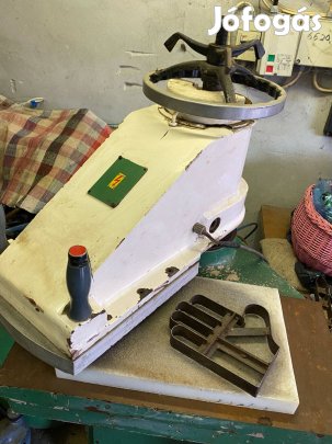 KAEV lengőfejes, hidraolikus stanc/szabászgép