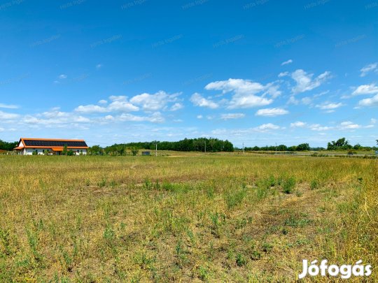 KECSKEMÉTEN, A LADÁNYBENEI ÚT MELLETT TELEK ELADÓ!