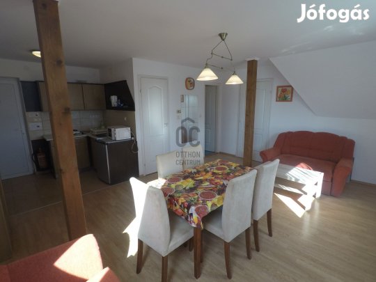 KEHIDAKUSTÁNYBAN BERENDEZETT MÁSODIK  EMELETI 1+1 SZOBÁS, TÁRSASHÁZI L