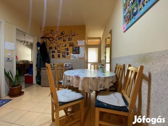 KERTKAPCSOLATOS, újszerű lakás AUTÓBEÁLLÓVAL+TÁROLÓ