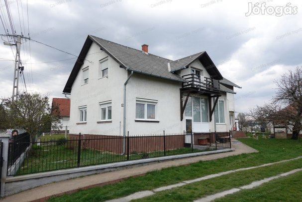 KÉT KÜLÖN LAKRÉSZES, PANORÁMÁS, nagy családi ház Bándon eladó.