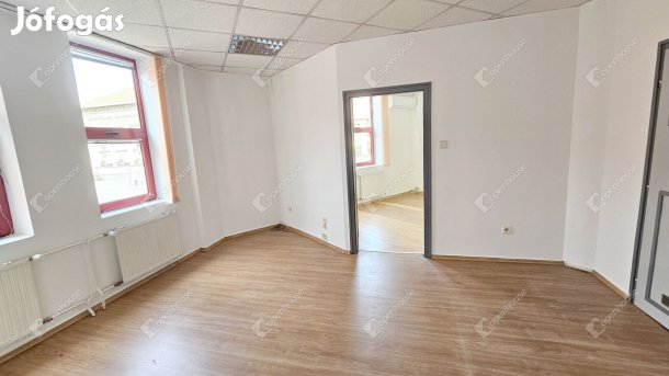KIADÓ 41 m2-es, 2 helyiséges, konyhás belvárosi, mégis csendes iroda!