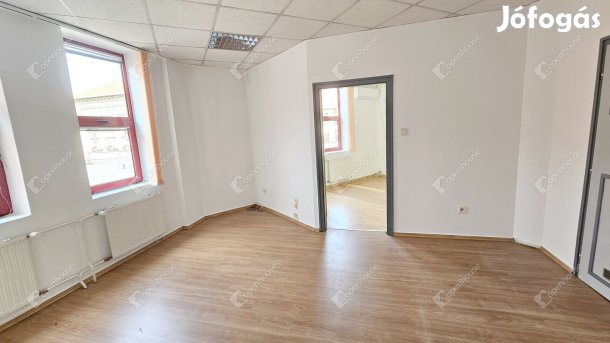 KIADÓ 42 m2-es, 2 helyiséges, konyhás belvárosi, mégis csendes iroda!