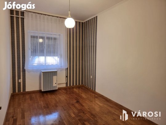 KIADÓ Belvárosi Felújított 1.emeleti, klimatizált lakás