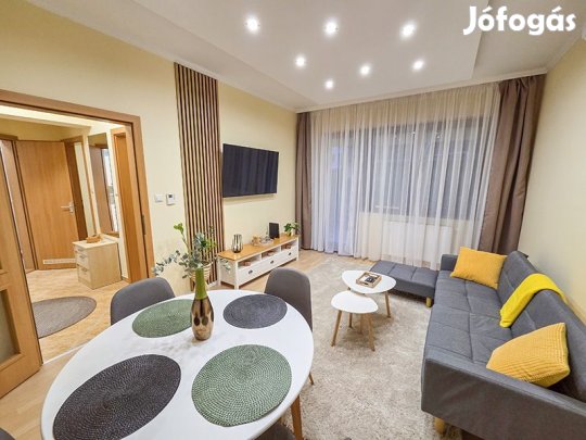 KIADÓ!  Debrecenben a Szent Anna utcán 2000-ben épült, földszinti,