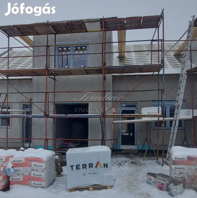 KITŰNŐ ELOSZTÁSÚ, JÓL ÉLHETŐ, KULCSRAKÉSZ MINŐSÉGI SORHÁZAS INGATLANT