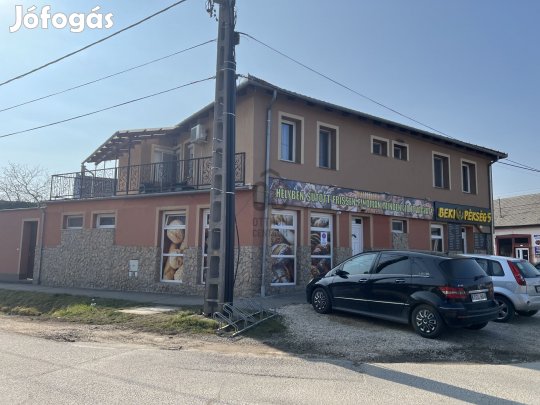 KIVÁLÓAN JÖVEDELMEZŐ ÜZLETHÁZ ELADÓ HAJDÚSZOBOSZLÓ FREKVENTÁLT RÉSZÉN!