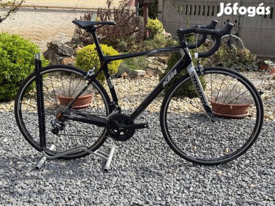 KTM Revelator karbon országúti Ultegra Di2 elektromos váltássál